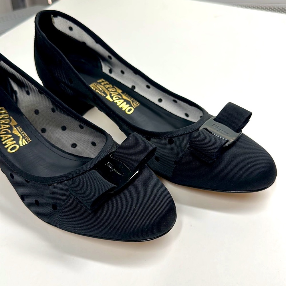 NWOB FERRAGAMO PUMPS 9.5 black mesh